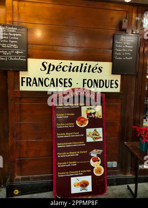 Das traditionelle französische Restaurant Le Soufflot befindet sich im Quartier Latin bei regnerischer Nacht, Paris, Frankreich. Stockfoto