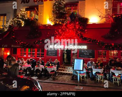 Die Place du Tertre mit Tabellen von Cafes und Sacre-Coeur am Morgen, Viertel Montmartre in Paris, Frankreich Stockfoto