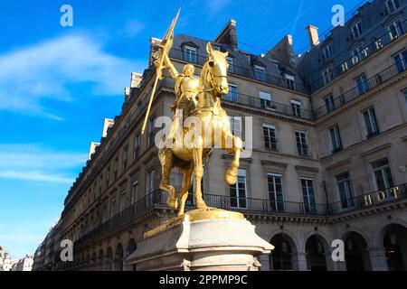 Die goldene Statue des Heiligen Jeanne d ' Arc auf der Rue de Rivoli in Paris, Frankreich. modelliert von Emmanuel Fremiet in 1864. Stockfoto