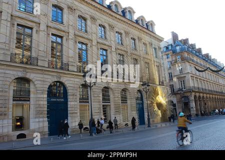 Die Fassade eines Modegeschäfts Louis Vuitton, Metallsonne Stockfoto