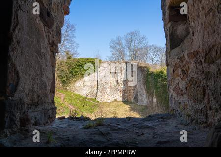 Blick durch das Fenster einer Burgruine Stockfoto