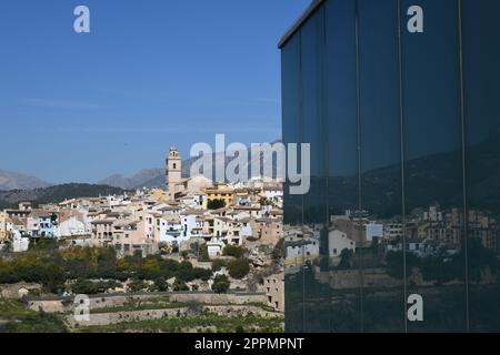 Hausfassaden, Stadtlandschaften, Polop de la Marina, Provinz Alicante, Costa Blanca, Spanien, März 2023 Stockfoto