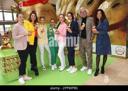 Katrin Ingendoh, Madita van HÃ¼lsen, Sina Zadra, Melissa Ortiz Gomez, Brita Segger, Natalia Yegorova, Stefan Gwildis, Vanessa de Lacaze, Charity Osterhasen Verkauf zu Gunsten des Kinder Club Hamburg die sich um Kinder im Vorschul und Grundschulalter kÃ¼mm Stockfoto