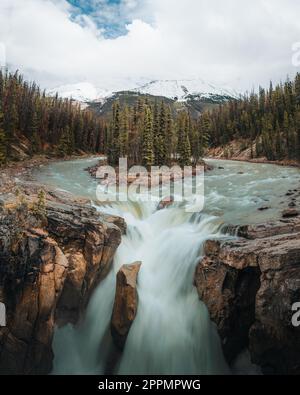Wunderschöne Aussicht auf die Sunwapta Falls - Jasper National Park, Kanada Stockfoto