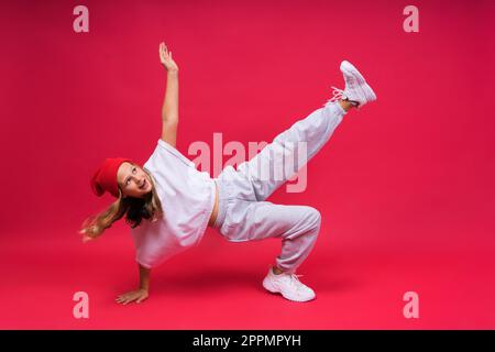 Kindermusik-Konzept. Teenager Mädchen tanzt im Rhythmus der Melodie, hört Lieder über Kopfhörer Stockfoto