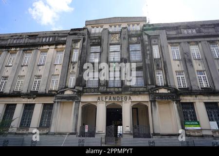 SANTOS, BRASILIEN - 16. MÄRZ 2023: ALFANDEGA Historisches Gebäude des Zollamtes der brasilianischen Bundessteuerbehörde am Republic Square, Brasilien Stockfoto