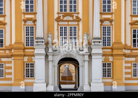 Melk Abbey auf einem Hügel über der Stadt, dekoratives Portal, Melk, Österreich Stockfoto