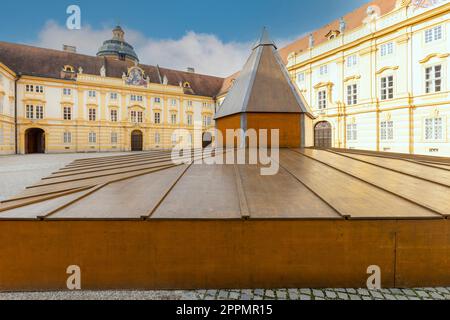 Melk Abbey auf einem Hügel über der Stadt, Prelate's Courtyard, Melk, Österreich Stockfoto