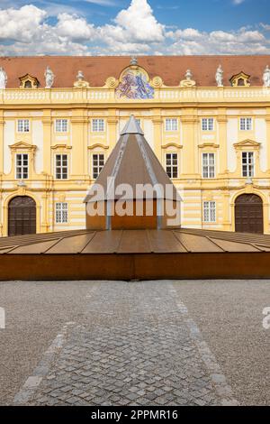 Melk Abbey auf einem Hügel über der Stadt, Prelate's Courtyard, Melk, Österreich Stockfoto