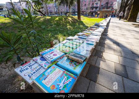 Gebrauchter Buchhändler auf der Straße in Tirana, Albanien Stockfoto