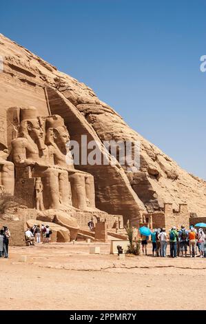 Abu Simbel, Assuan, Ägypten - 18. April 2008: Touristen, die in der archäologischen Stätte von Abu Simbel, Assuan, Ägypten Stockfoto