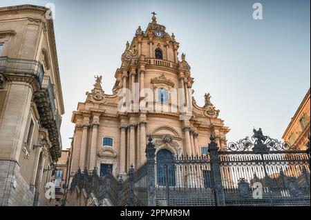 Fassade der St. George Kathedrale in Ragusa, Sizilien, Italien Stockfoto