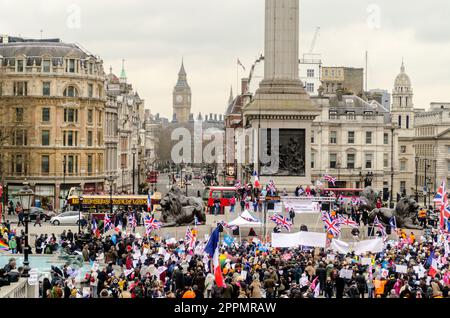 Leute versammeln sich am Trafalgar Square, London, Großbritannien Stockfoto