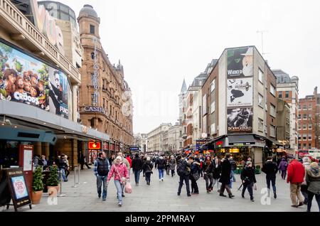 Leute auf dem Leicester Square, Theaterviertel in London, Großbritannien Stockfoto