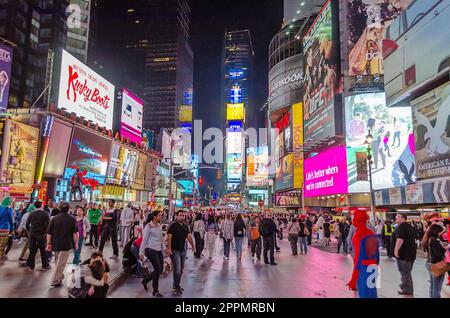 Times Square bei Nacht, New York City, USA Stockfoto