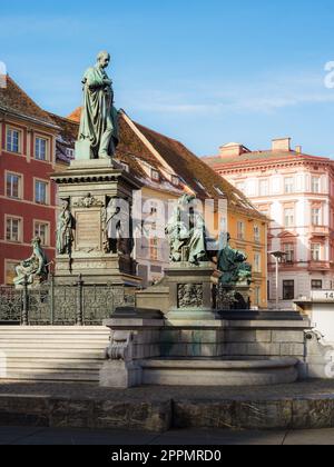 Statue von Erzherzog Johann und Rathaus, Graz, Österreich Stockfoto