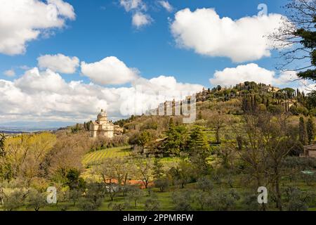 Blick auf Montepulciano und das Heiligtum der Madonna di San Biagio Stockfoto