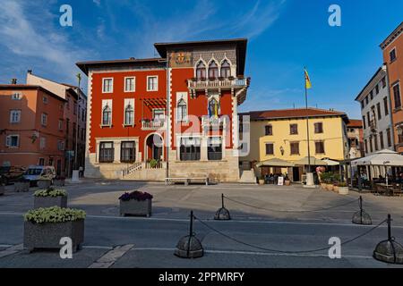 Volksplatz mit wunderschönem rotem Rathaus in Vodnjan in Kroatien Stockfoto