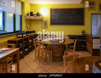 Die Inneneinrichtung des Familienrestaurants Ristoro La Torre in Albaretto della Torre Stockfoto