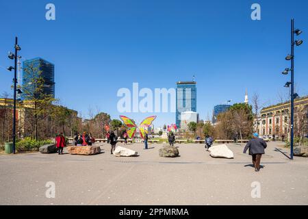 Leute, die im Zentrum von Tirana, Albanien, zu Fuß gehen Stockfoto