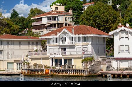 Grüne Berge auf der asiatischen Seite der Bosporus-Straße mit traditionellen Häusern und dichten Bäumen an einem Sommertag Stockfoto