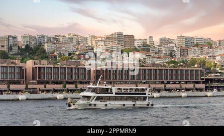 Fähre in der Bosporus-Straße vor Galataport, Karakoy Viertel, Istanbul, Türkei Stockfoto