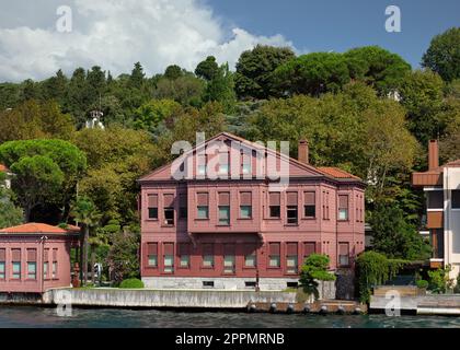 Grüne Berge auf der asiatischen Seite der Bosporus-Straße mit traditionellen Häusern und dichten Bäumen an einem Sommertag Stockfoto