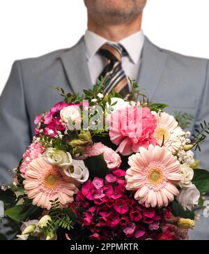 Mann in elegantem Anzug überreicht einen farbenfrohen Blumenstrauß, Hochzeits- oder Valentinstag- oder Muttertagskonzept, weißer Hintergrund Stockfoto