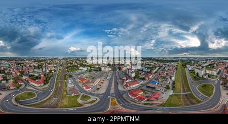 360 Grad Panorama Ansicht von Vollnahtlose, kugelförmige Hdri 360-Panoramaansicht aus der Luft über der Kreuzung mit Verkehr in rechteckiger Projektion. Kann als Himmelsersatz für verwendet werden