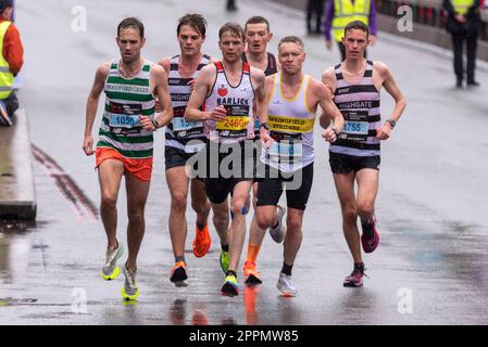 Führende Club-Läufer, die beim TCS London Marathon 2023 durch Tower Hill, London, Großbritannien, antreten. Stockfoto