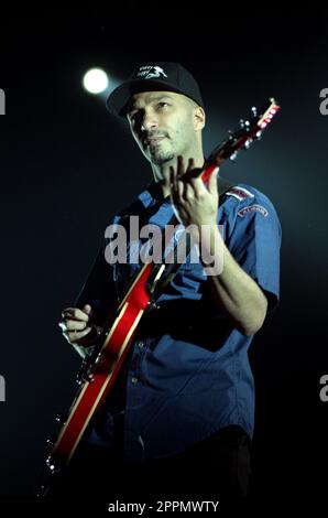 Mailand Italien 2000-02-18 : The Band Rage Against the Machine im Forum Assago, Gitarrist Tom Morello während des Konzerts Stockfoto