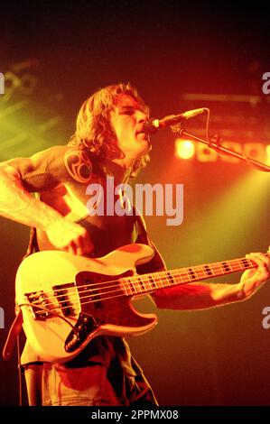 Mailand Italien 2000-02-18 : The Band Rage Against the Machine im Forum Assago, der Bassist Tim Commerford während des Konzerts Stockfoto