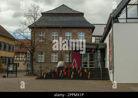 Farbenfrohe Gartenzwerge stehen auf einer Treppe vor dem Citymuseum Hofheim am Taunus Stockfoto