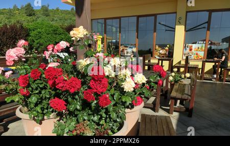 Straßencafe auf der Straße in Antalya - historisches Viertel eines beliebten Badeorts Stockfoto