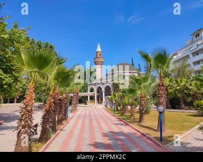 Moschee in Kemer auf dem Hintergrund der Berge, Provinz Antalya Türkei Stockfoto