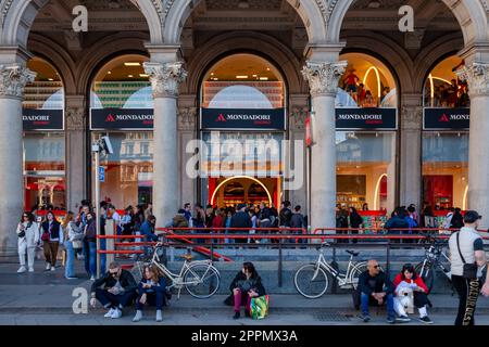 MAILAND ITALIEN - 25. APRIL 2023: Zeichen des neuen Hauptquartiers des Buchladens Mondadori Duomo auf der Piazza del Duomo. Berühmter italienischer Verlag Stockfoto