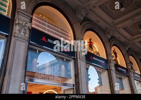 MAILAND ITALIEN - 25. APRIL 2023: Zeichen des neuen Hauptquartiers des Buchladens Mondadori Duomo auf der Piazza del Duomo. Berühmte italienische Verlagsgruppe. Stockfoto