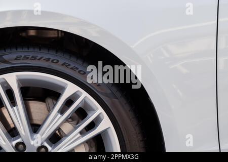 MAILAND, ITALIEN - APRIL 16 2018: Audi City Lab. Nahaufnahme eines Rads mit audi Symbol und Gummireifen. Stockfoto