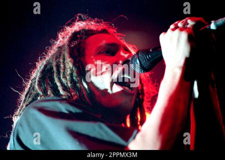 Mailand Italien 2000-02-18 : The Band Rage Against the Machine im Forum Assago, der Sänger Zack de la Rocha während des Konzerts Stockfoto