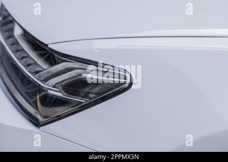 MAILAND, ITALIEN - APRIL 16 2018: Audi City Lab. Nahaufnahme des Scheinwerfers eines weißen Audi. Stockfoto