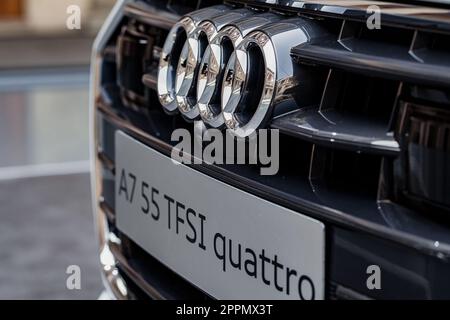 MAILAND, ITALIEN - APRIL 16 2018: Audi City Lab. Nahaufnahme der Vorderseite eines schwarzen Audi A7 mit Automarker-Emblem. Stockfoto