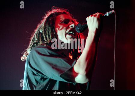 Mailand Italien 2000-02-18 : The Band Rage Against the Machine im Forum Assago, der Sänger Zack de la Rocha während des Konzerts Stockfoto