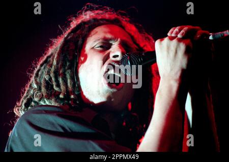 Mailand Italien 2000-02-18 : The Band Rage Against the Machine im Forum Assago, der Sänger Zack de la Rocha während des Konzerts Stockfoto