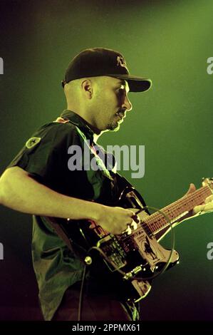 Mailand Italien 2000-02-18 : The Band Rage Against the Machine im Forum Assago, Gitarrist Tom Morello während des Konzerts Stockfoto