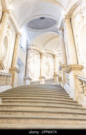 Turin, Italien - ca. Januar 2022: Luxuriöse Marmortreppe. Innenarchitektur in antiker Architektur. Stockfoto