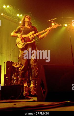 Mailand Italien 2000-02-18 : The Band Rage Against the Machine im Forum Assago, der Bassist Tim Commerford während des Konzerts Stockfoto
