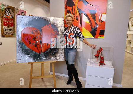 Alexandra Geiger (Hofmann), Doppelausstellung der Künstler Michel Friess und Thomas Jankowski in der Udo-Lindenberg-Galerie mit dem Sondergast Schlagerstar Alexandra (Geschwister Hofmann), Hamburg,24.03.2023 Stockfoto