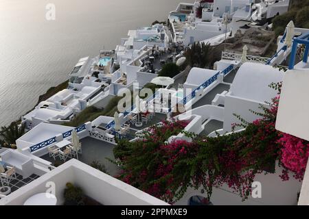 Weiß getünchte Häuser mit Terrassen und Pools und einer schönen Aussicht in Imerovigli auf Santorini Stockfoto