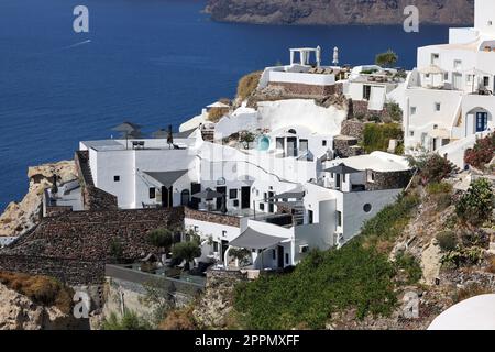 Weiß getünchte Häuser mit Terrassen und Pools und einer schönen Aussicht in Oia auf Santorini, Griechenland Stockfoto