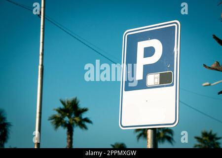 Nahaufnahme des Parkschildes in der Stadt Stockfoto